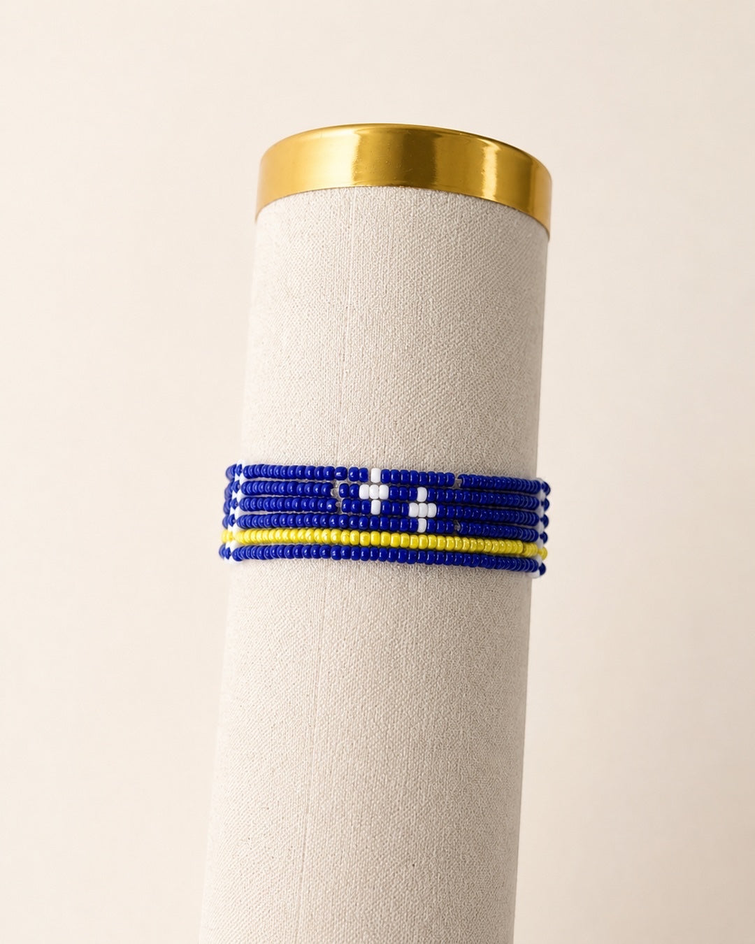 Handgemaakte Tintabeads Curaçao armband met blauwe, gele en witte kralen in de kleuren van de vlag.