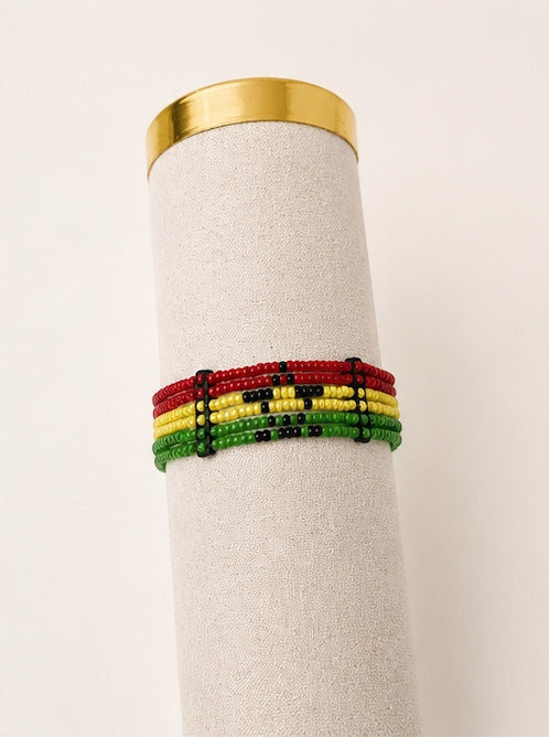 Tintabeads handgemaakte kralenarmband in de kleuren van de Ghanese vlag met een zwarte ster op een displaystandaard.