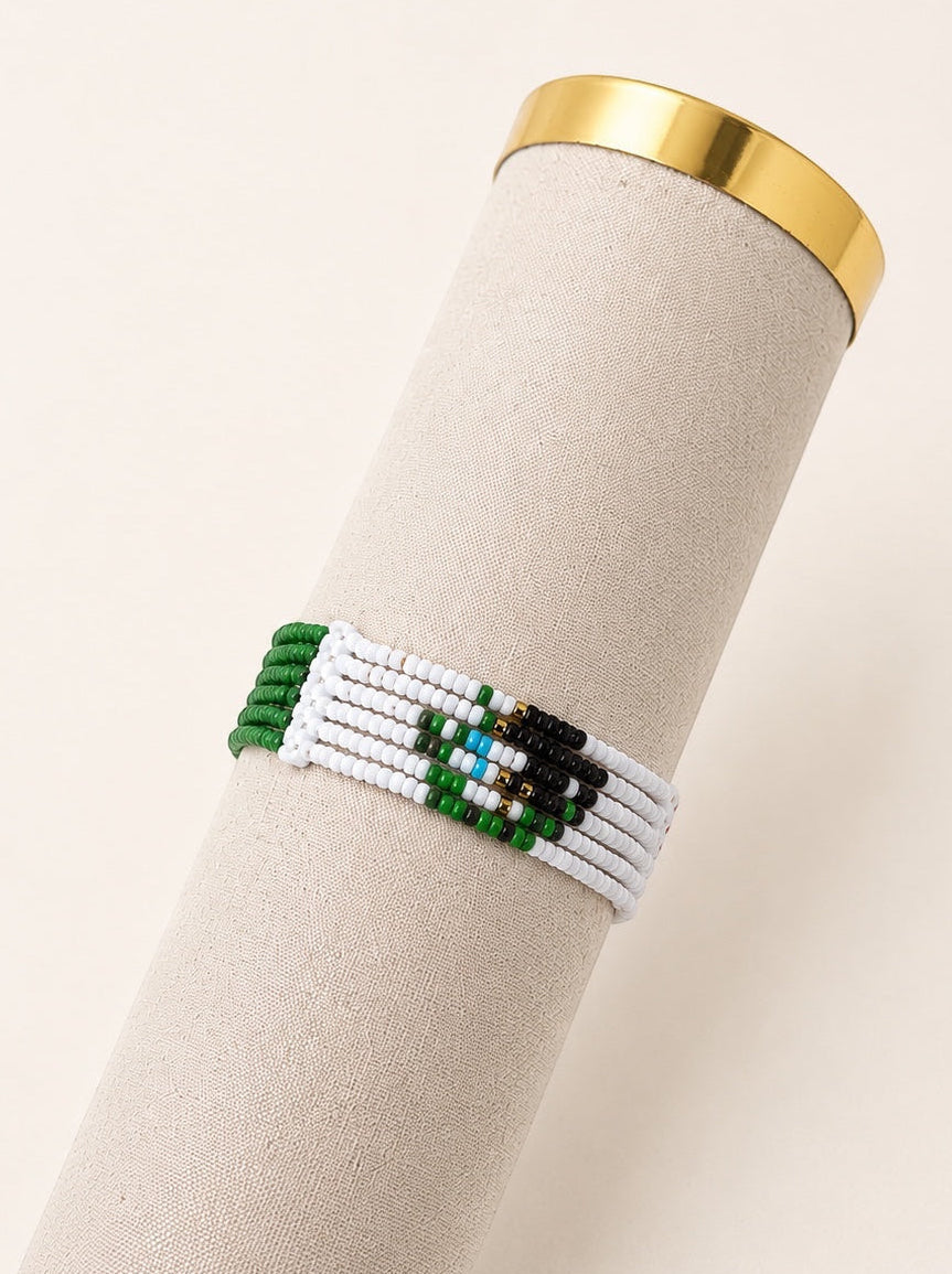 Tintabeads Mexico armband met kralen in groen, wit en rood, bestaande uit zes verbonden rijen.