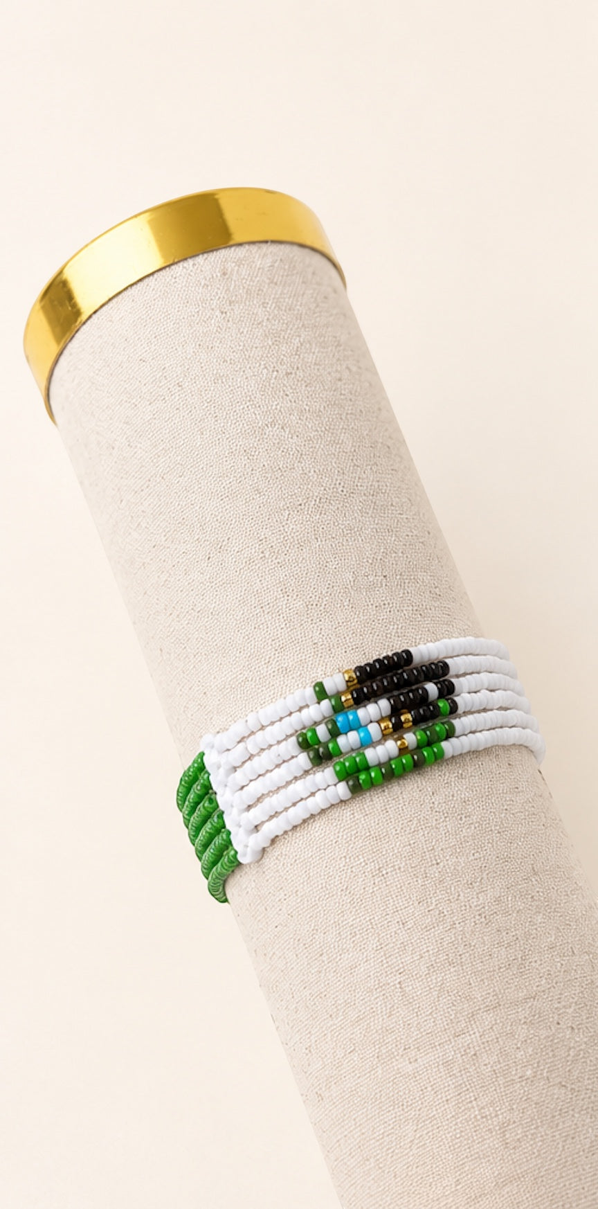 Tintabeads Mexico armband met kralen in groen, wit en rood, bestaande uit zes verbonden kralenarmbanden.