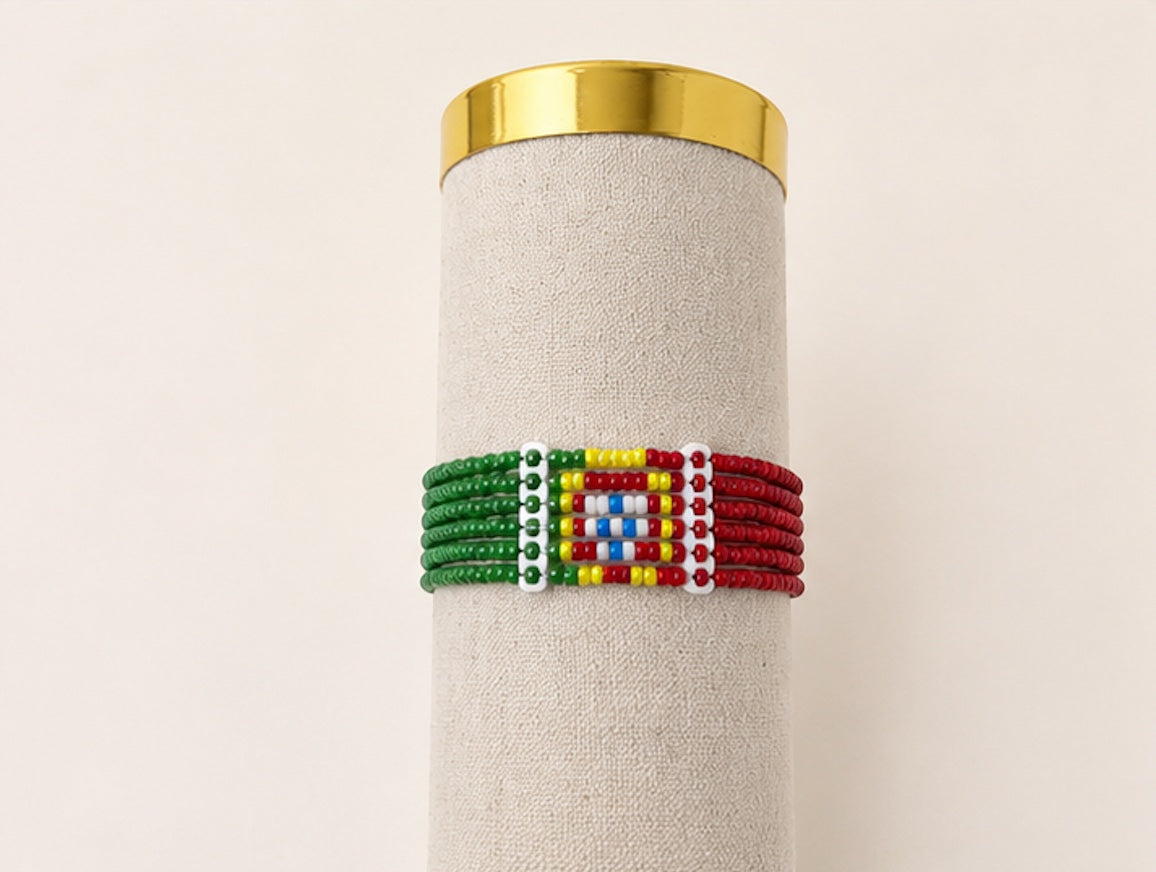 Handgemaakte Tintabeads armband met kralen in de kleuren van de Portugese vlag en het nationale wapenschild.
