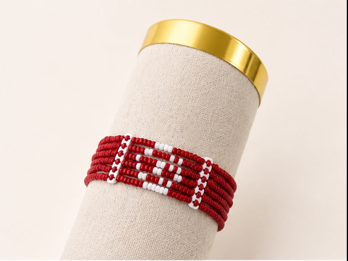 Handgemaakte Tintabeads Tunisia armband met rode en witte kralen in een patroon van een halve maan en ster.